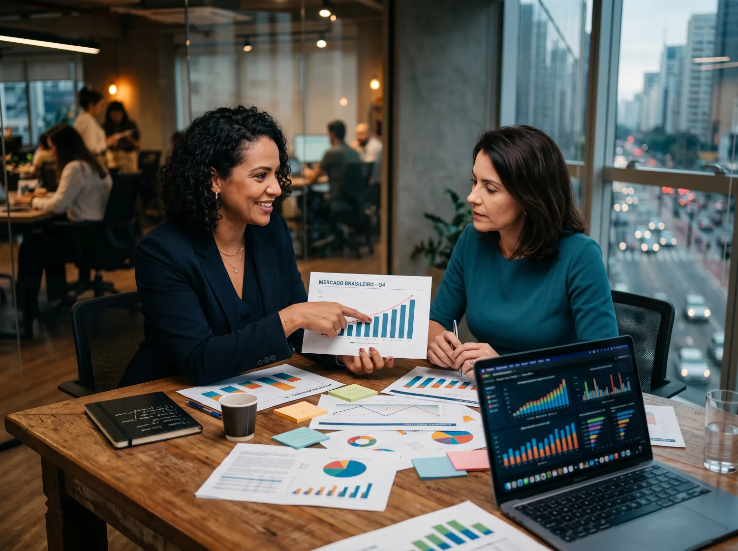 Consultor e cliente analisando dados de mercado